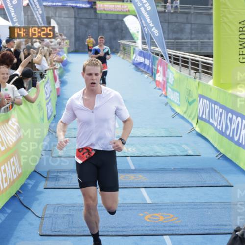 10.08.2025 - GEWOBA Citytriathlon Bremen H.Heesch http://msf.ph/oto/8555554 10.08.2025 14:19:29 Ziel 575, 681 meine-sportfotos.de