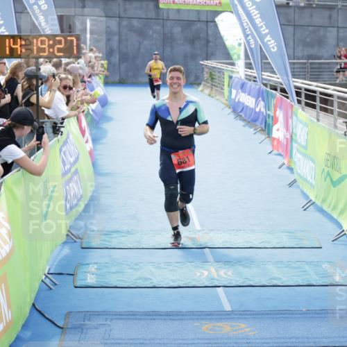 10.08.2025 - GEWOBA Citytriathlon Bremen H.Heesch http://msf.ph/oto/8555560 10.08.2025 14:19:31 Ziel 575, 681 meine-sportfotos.de