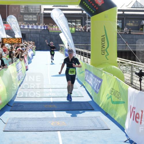 10.08.2025 - GEWOBA Citytriathlon Bremen H.Heesch http://msf.ph/oto/8555574 10.08.2025 15:24:27 Ziel 18, 19, 325, 346 meine-sportfotos.de