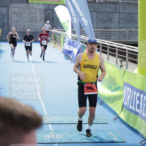 10.08.2025 - GEWOBA Citytriathlon Bremen H.Heesch http://msf.ph/oto/8555583 10.08.2025 14:19:39 Ziel 667, 1017 meine-sportfotos.de