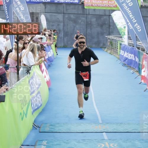 10.08.2025 - GEWOBA Citytriathlon Bremen H.Heesch http://msf.ph/oto/8555635 10.08.2025 14:20:31 Ziel 742, 858, 934 meine-sportfotos.de