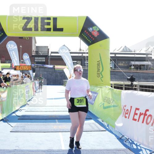 10.08.2025 - GEWOBA Citytriathlon Bremen H.Heesch http://msf.ph/oto/8555740 10.08.2025 16:02:03 Ziel 391 meine-sportfotos.de