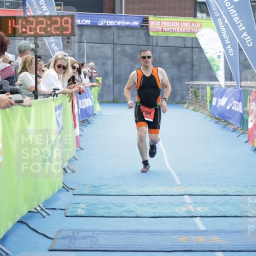 10.08.2025 - GEWOBA Citytriathlon Bremen H.Heesch http://msf.ph/oto/8555853 10.08.2025 14:22:33 Ziel 689, 758 meine-sportfotos.de
