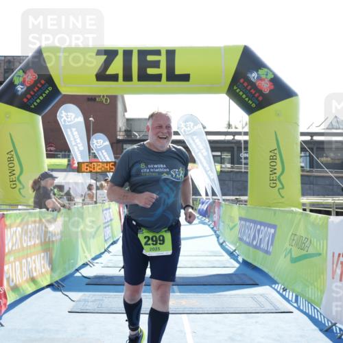 10.08.2025 - GEWOBA Citytriathlon Bremen H.Heesch http://msf.ph/oto/8555854 10.08.2025 16:02:49 Ziel 299 meine-sportfotos.de