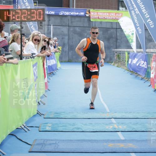 10.08.2025 - GEWOBA Citytriathlon Bremen H.Heesch http://msf.ph/oto/8555856 10.08.2025 14:22:33 Ziel 689, 758 meine-sportfotos.de