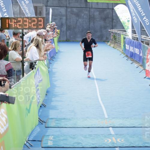 10.08.2025 - GEWOBA Citytriathlon Bremen H.Heesch http://msf.ph/oto/8555897 10.08.2025 14:23:26 Ziel 676 meine-sportfotos.de