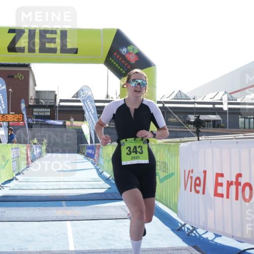 10.08.2025 - GEWOBA Citytriathlon Bremen H.Heesch http://msf.ph/oto/8556140 10.08.2025 16:08:33 Ziel 343 meine-sportfotos.de