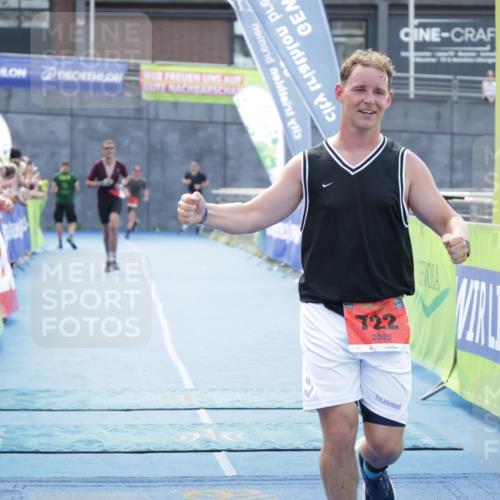 10.08.2025 - GEWOBA Citytriathlon Bremen H.Heesch http://msf.ph/oto/8556152 10.08.2025 14:25:39 Ziel 722, 795 meine-sportfotos.de