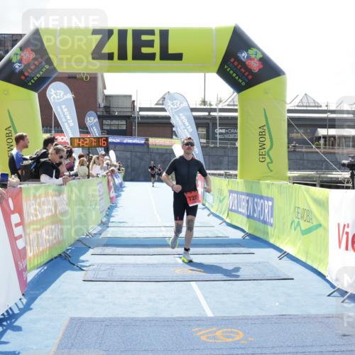 10.08.2025 - GEWOBA Citytriathlon Bremen H.Heesch http://msf.ph/oto/8556347 10.08.2025 14:27:19 Ziel 720, 902 meine-sportfotos.de