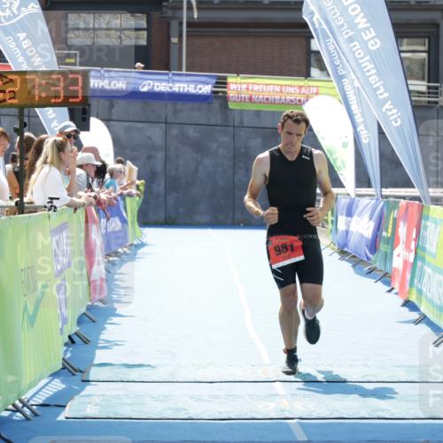10.08.2025 - GEWOBA Citytriathlon Bremen H.Heesch http://msf.ph/oto/8556386 10.08.2025 14:27:37 Ziel 939, 981 meine-sportfotos.de