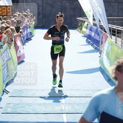 10.08.2025 - GEWOBA Citytriathlon Bremen H.Heesch http://msf.ph/oto/8556452 10.08.2025 15:28:43 Ziel 202, 267, 288, 532 meine-sportfotos.de