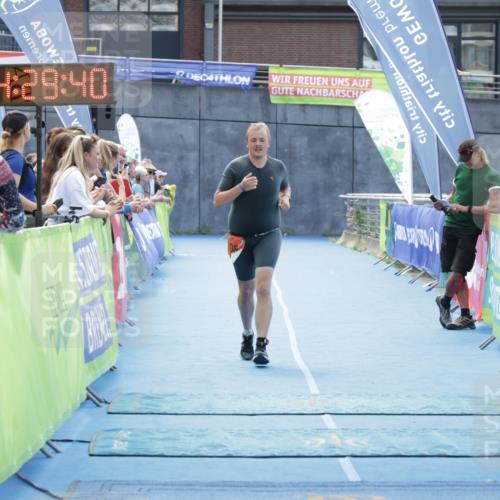 10.08.2025 - GEWOBA Citytriathlon Bremen H.Heesch http://msf.ph/oto/8556556 10.08.2025 14:29:44 Ziel 708 meine-sportfotos.de