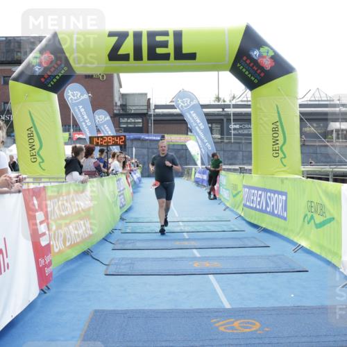 10.08.2025 - GEWOBA Citytriathlon Bremen H.Heesch http://msf.ph/oto/8556563 10.08.2025 14:29:45 Ziel 708 meine-sportfotos.de