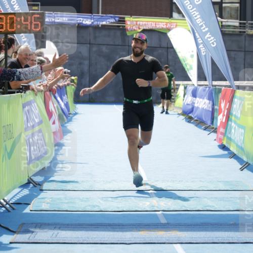 10.08.2025 - GEWOBA Citytriathlon Bremen H.Heesch http://msf.ph/oto/8556609 10.08.2025 14:30:50 Ziel 709 meine-sportfotos.de