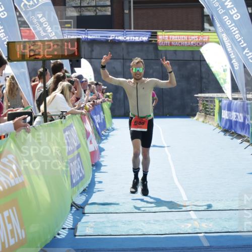 10.08.2025 - GEWOBA Citytriathlon Bremen H.Heesch http://msf.ph/oto/8556662 10.08.2025 14:32:17 Ziel 686, 923, 925 meine-sportfotos.de