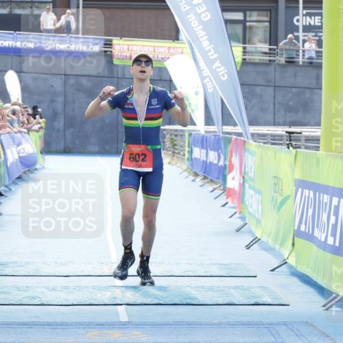 10.08.2025 - GEWOBA Citytriathlon Bremen H.Heesch http://msf.ph/oto/8556814 10.08.2025 14:37:18 Ziel 602 meine-sportfotos.de