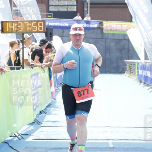 10.08.2025 - GEWOBA Citytriathlon Bremen H.Heesch http://msf.ph/oto/8556840 10.08.2025 14:38:02 Ziel 877, 949 meine-sportfotos.de