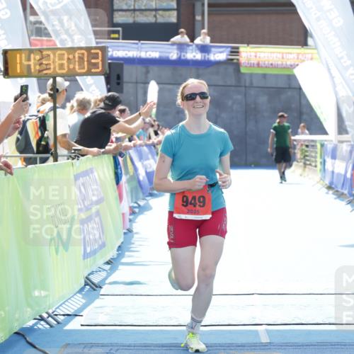 10.08.2025 - GEWOBA Citytriathlon Bremen H.Heesch http://msf.ph/oto/8556855 10.08.2025 14:38:07 Ziel 877, 949 meine-sportfotos.de