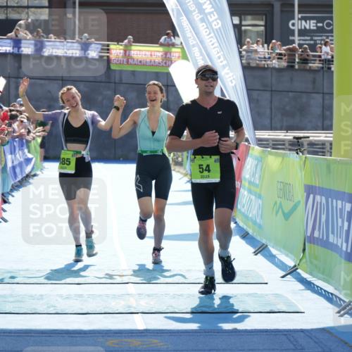 10.08.2025 - GEWOBA Citytriathlon Bremen H.Heesch http://msf.ph/oto/8556969 10.08.2025 15:33:03 Ziel 16, 54, 368, 385 meine-sportfotos.de