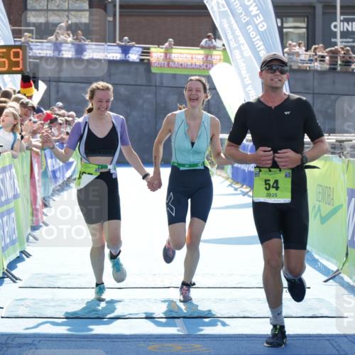 10.08.2025 - GEWOBA Citytriathlon Bremen H.Heesch http://msf.ph/oto/8556973 10.08.2025 15:33:03 Ziel 16, 54, 368, 385 meine-sportfotos.de