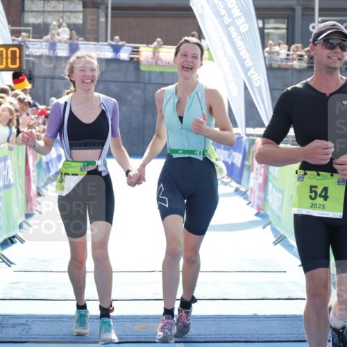 10.08.2025 - GEWOBA Citytriathlon Bremen H.Heesch http://msf.ph/oto/8556977 10.08.2025 15:33:04 Ziel 16, 54, 368, 385 meine-sportfotos.de