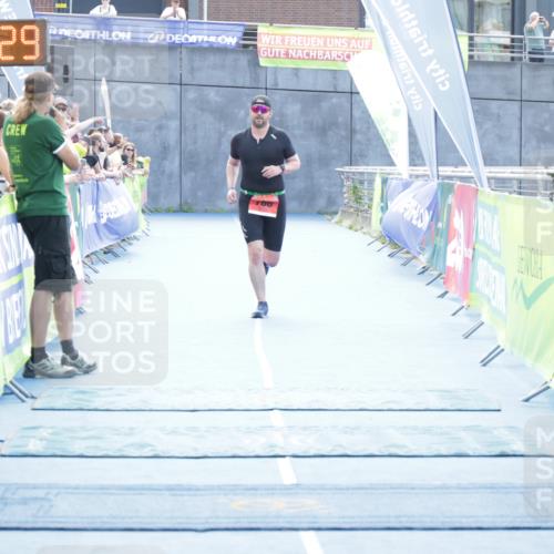 10.08.2025 - GEWOBA Citytriathlon Bremen H.Heesch http://msf.ph/oto/8557019 10.08.2025 14:41:33 Ziel 766 meine-sportfotos.de