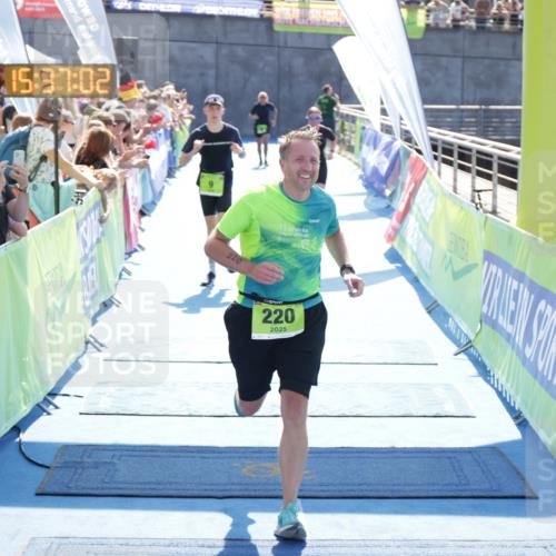 10.08.2025 - GEWOBA Citytriathlon Bremen H.Heesch http://msf.ph/oto/8557509 10.08.2025 15:37:06 Ziel 9, 220, 359 meine-sportfotos.de