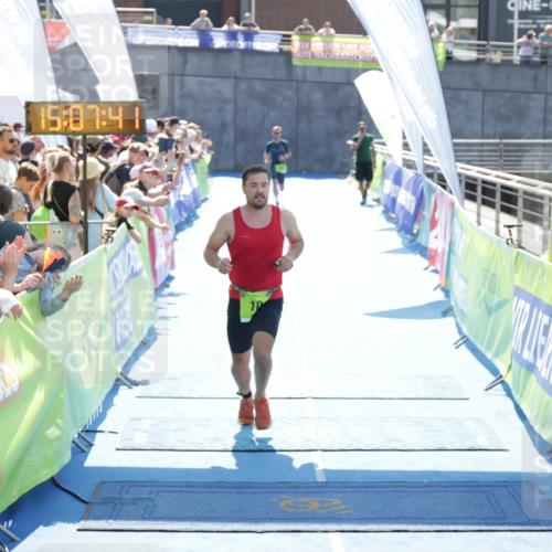 10.08.2025 - GEWOBA Citytriathlon Bremen H.Heesch http://msf.ph/oto/8557675 10.08.2025 15:07:45 Ziel 10 meine-sportfotos.de