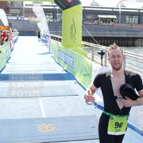 10.08.2025 - GEWOBA Citytriathlon Bremen H.Heesch http://msf.ph/oto/8557721 10.08.2025 15:08:29 Ziel 96 meine-sportfotos.de