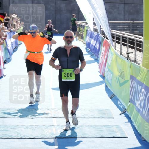 10.08.2025 - GEWOBA Citytriathlon Bremen H.Heesch http://msf.ph/oto/8557731 10.08.2025 15:38:58 Ziel 120, 275, 300 meine-sportfotos.de