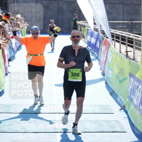 10.08.2025 - GEWOBA Citytriathlon Bremen H.Heesch http://msf.ph/oto/8557733 10.08.2025 15:38:58 Ziel 120, 275, 300 meine-sportfotos.de