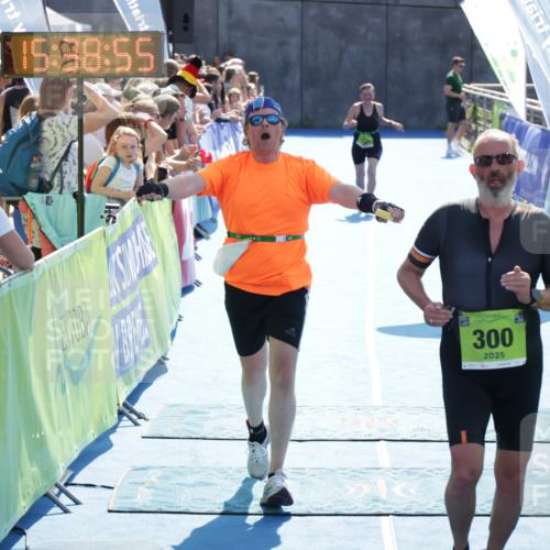 10.08.2025 - GEWOBA Citytriathlon Bremen H.Heesch http://msf.ph/oto/8557735 10.08.2025 15:38:59 Ziel 275, 300, 530 meine-sportfotos.de