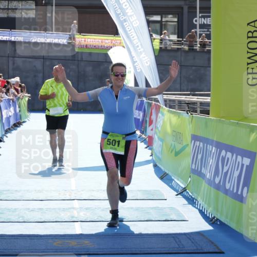 10.08.2025 - GEWOBA Citytriathlon Bremen H.Heesch http://msf.ph/oto/8557780 10.08.2025 15:39:43 Ziel 305, 428, 501 meine-sportfotos.de