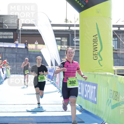 10.08.2025 - GEWOBA Citytriathlon Bremen H.Heesch http://msf.ph/oto/8557923 10.08.2025 15:43:02 Ziel 392, 393, 521 meine-sportfotos.de