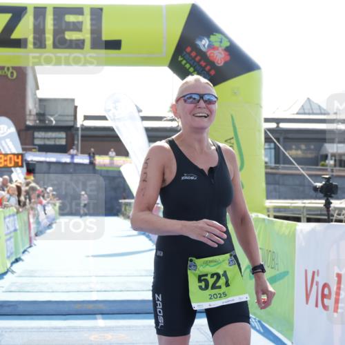 10.08.2025 - GEWOBA Citytriathlon Bremen H.Heesch http://msf.ph/oto/8557930 10.08.2025 15:43:08 Ziel 392, 393, 521 meine-sportfotos.de