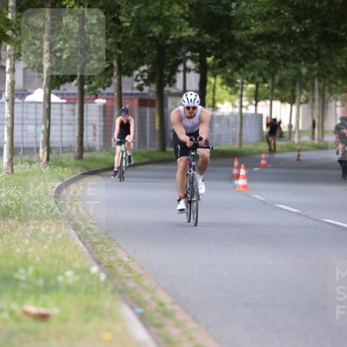 10.08.2025 - GEWOBA Citytriathlon Bremen Yannick Fuchs http://msf.ph/oto/8558056 10.08.2025 12:29:37 Radfahren 645, 679, 687, 751, 771, 922, 927, 1030 meine-sportfotos.de