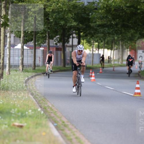 10.08.2025 - GEWOBA Citytriathlon Bremen Yannick Fuchs http://msf.ph/oto/8558057 10.08.2025 12:29:37 Radfahren 645, 679, 687, 751, 771, 922, 927, 1030 meine-sportfotos.de