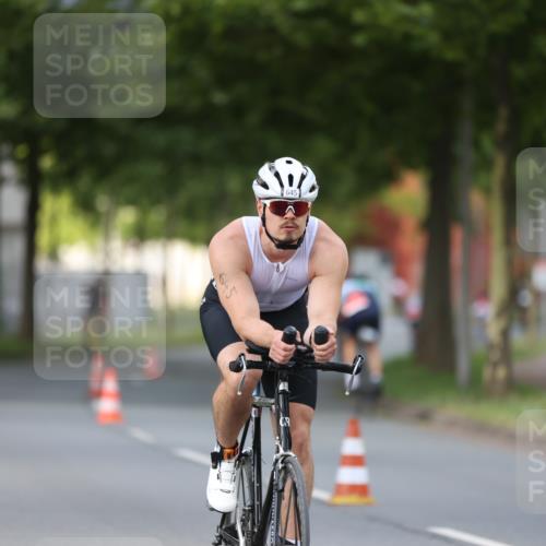 10.08.2025 - GEWOBA Citytriathlon Bremen Yannick Fuchs http://msf.ph/oto/8558060 10.08.2025 12:29:38 Radfahren 645, 679, 687, 751, 771, 922, 927, 942, 1030 meine-sportfotos.de