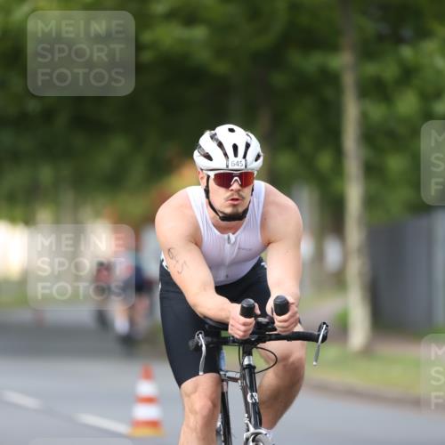 10.08.2025 - GEWOBA Citytriathlon Bremen Yannick Fuchs http://msf.ph/oto/8558061 10.08.2025 12:29:38 Radfahren 645, 679, 687, 751, 771, 922, 927, 942, 1030 meine-sportfotos.de