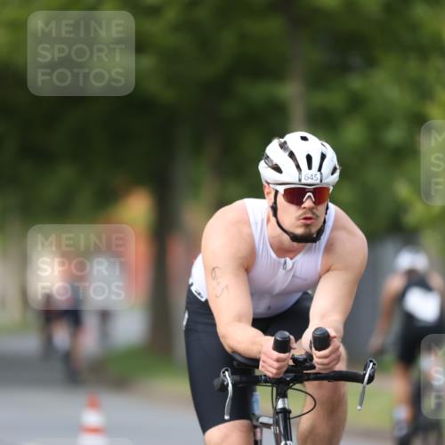10.08.2025 - GEWOBA Citytriathlon Bremen Yannick Fuchs http://msf.ph/oto/8558062 10.08.2025 12:29:38 Radfahren 645, 679, 687, 751, 771, 922, 927, 942, 1030 meine-sportfotos.de