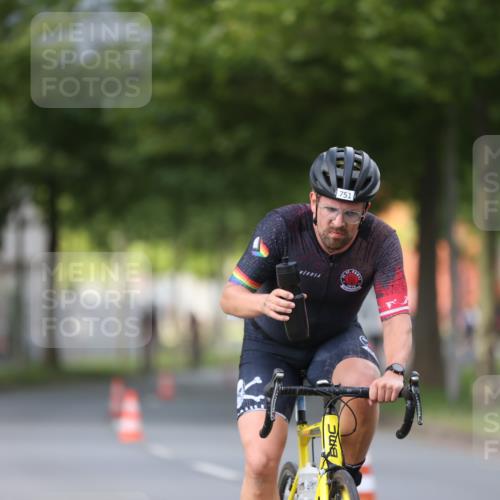 10.08.2025 - GEWOBA Citytriathlon Bremen Yannick Fuchs http://msf.ph/oto/8558075 10.08.2025 12:29:46 Radfahren 645, 687, 688, 699, 751, 922, 927, 942 meine-sportfotos.de