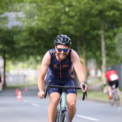 10.08.2025 - GEWOBA Citytriathlon Bremen Yannick Fuchs http://msf.ph/oto/8558097 10.08.2025 12:29:58 Radfahren 640, 675, 688, 699, 717, 751, 760, 769, 875, 942, 960 meine-sportfotos.de