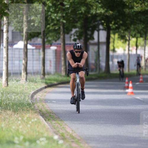10.08.2025 - GEWOBA Citytriathlon Bremen Yannick Fuchs http://msf.ph/oto/8558179 10.08.2025 12:30:29 Radfahren 722, 733, 745, 767, 823, 924, 932, 937, 943, 1011 meine-sportfotos.de