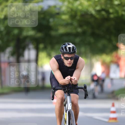 10.08.2025 - GEWOBA Citytriathlon Bremen Yannick Fuchs http://msf.ph/oto/8558183 10.08.2025 12:30:30 Radfahren 722, 733, 745, 767, 823, 924, 932, 937, 943, 1011 meine-sportfotos.de