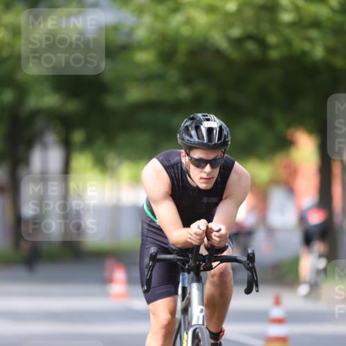 10.08.2025 - GEWOBA Citytriathlon Bremen Yannick Fuchs http://msf.ph/oto/8558184 10.08.2025 12:30:30 Radfahren 722, 733, 745, 767, 823, 924, 932, 937, 943, 1011 meine-sportfotos.de