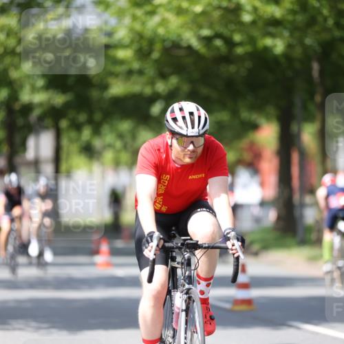10.08.2025 - GEWOBA Citytriathlon Bremen Yannick Fuchs http://msf.ph/oto/8558213 10.08.2025 12:30:45 Radfahren 587, 752, 916, 924, 937, 951, 1011, 1020, 1022, 1026 meine-sportfotos.de
