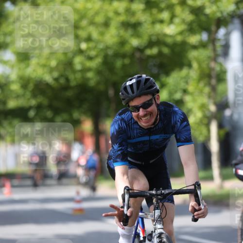 10.08.2025 - GEWOBA Citytriathlon Bremen Yannick Fuchs http://msf.ph/oto/8558226 10.08.2025 12:30:49 Radfahren 587, 752, 916, 924, 937, 951, 1011, 1020, 1022, 1026 meine-sportfotos.de
