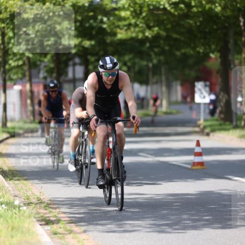 10.08.2025 - GEWOBA Citytriathlon Bremen Yannick Fuchs http://msf.ph/oto/8558373 10.08.2025 12:31:56 Radfahren 552, 615, 627, 657, 666, 667, 689, 770, 838, 839, 857, 873, 876, 888, 897 meine-sportfotos.de