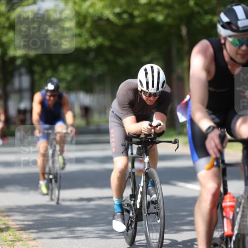 10.08.2025 - GEWOBA Citytriathlon Bremen Yannick Fuchs http://msf.ph/oto/8558377 10.08.2025 12:31:57 Radfahren 552, 615, 627, 657, 666, 667, 689, 770, 806, 838, 839, 857, 873, 876, 888, 897 meine-sportfotos.de