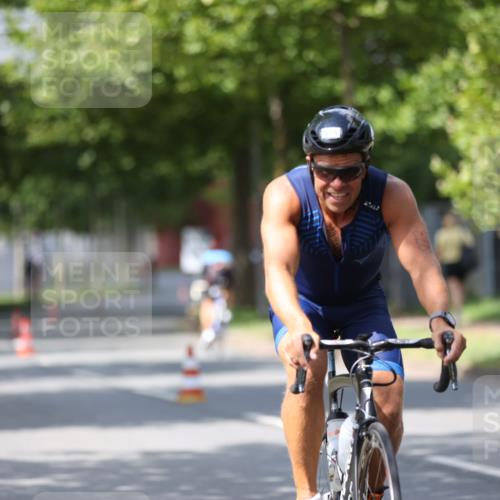 10.08.2025 - GEWOBA Citytriathlon Bremen Yannick Fuchs http://msf.ph/oto/8558383 10.08.2025 12:31:58 Radfahren 552, 615, 627, 657, 666, 667, 689, 770, 806, 838, 839, 857, 873, 876, 888, 897 meine-sportfotos.de
